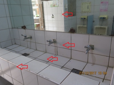 廁所4  箭頭處請擦拭、刷洗、傾倒